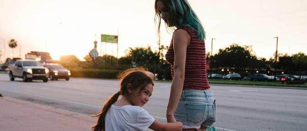 Brooklynn Prince (izda.) y Bria Vinaite.