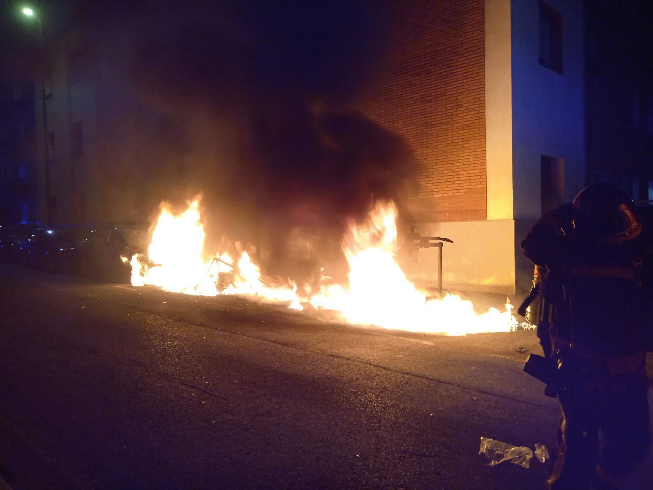 Cuatro contenedores calcinados y dos coches afectados por un incendio en Gijón