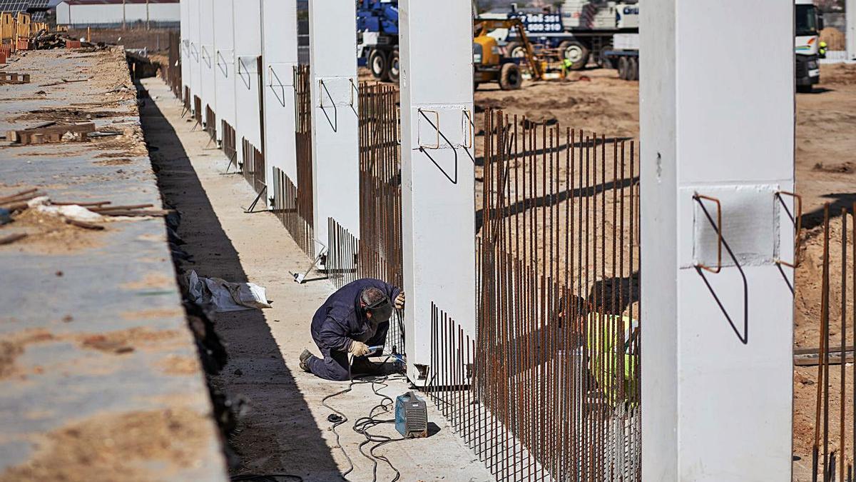 Trabajos de reconstrucción de una de las naves de Cobadu incendiadas en septiembre de 2020. | Emilio Fraile