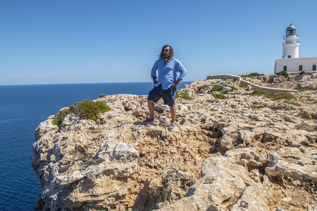 El escritor Jacobo Bergareche, en Menorca, la isla donde transcurre su nueva novela, 'Las despedidas'