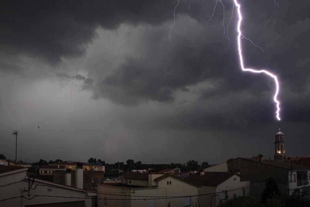 Un llamp cau sobre el campanar de l'església de Vilobí d'Onyar