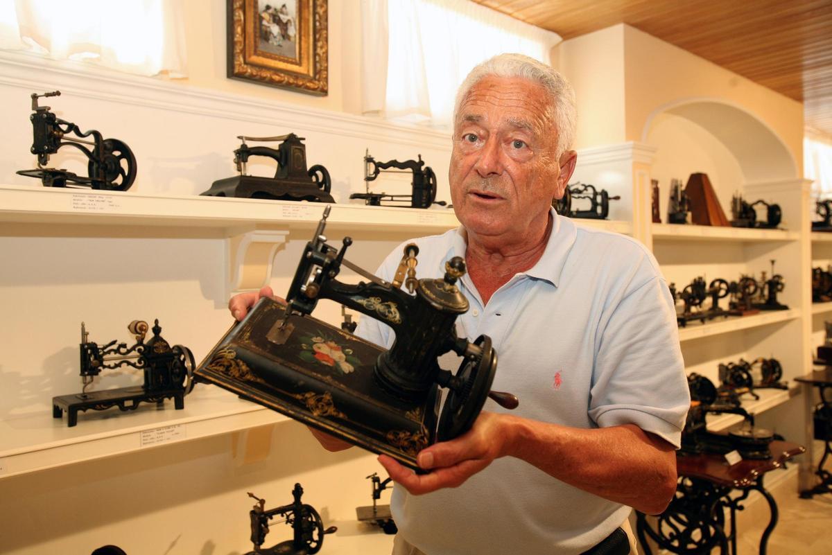 Emilio Cano junto a su colección de máquinas de coser antiguas