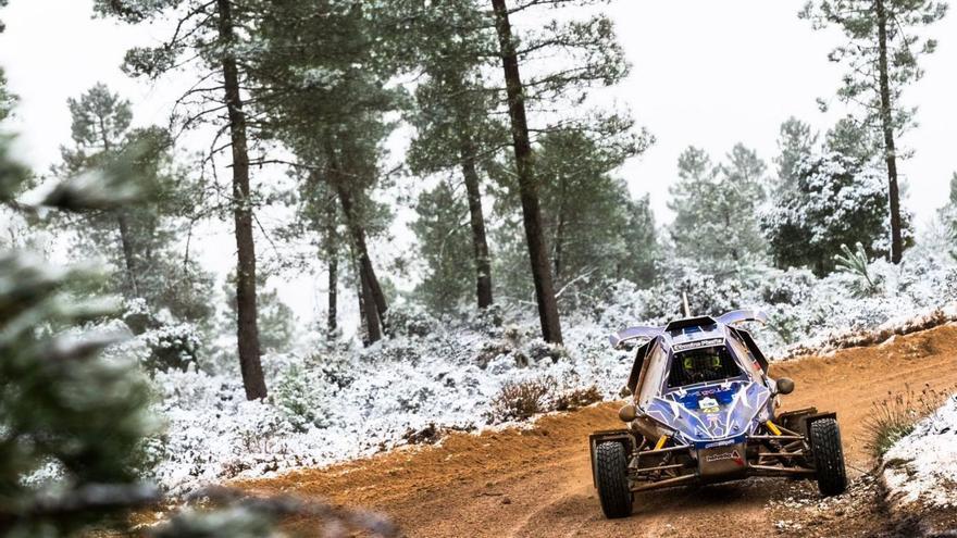 El carcross, en un tramo nevado (arriba). Picaño,  en su montura (izquierda).