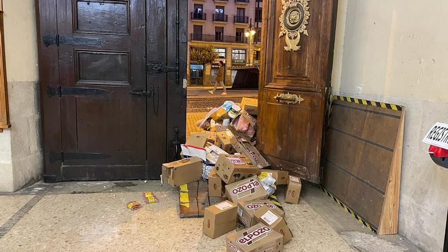 Tiran comida podrida a las puertas del Ayuntamiento de Alcoy: &quot;Hemos cerrado siete restaurantes&quot;