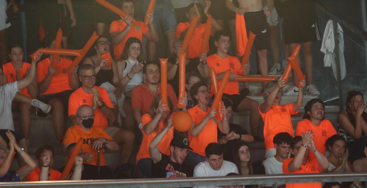 Aficionados del Waterpolo Turia en las gradas de Nazaret