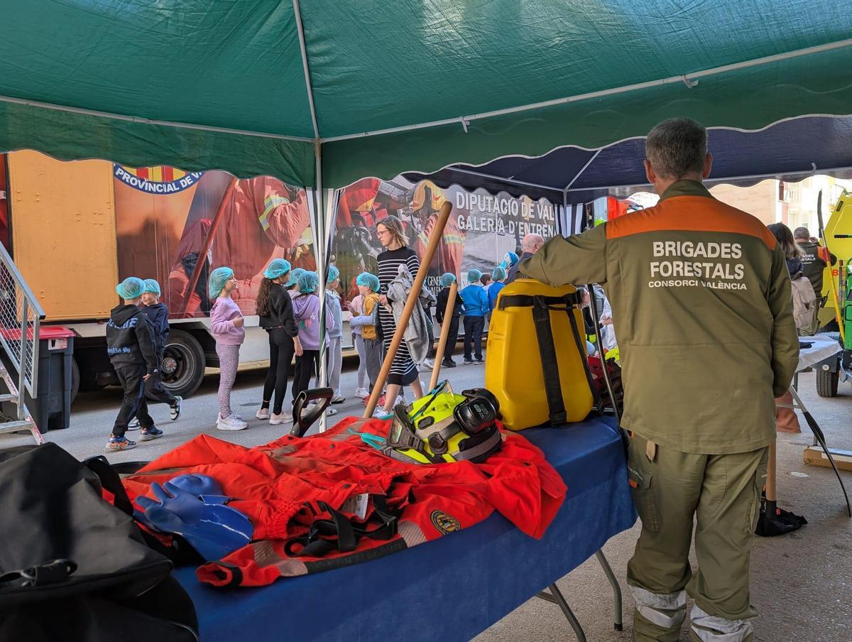 La sesión incorporó actividades paralelas como la exhibición de la Galería de Entrenamiento y la exposición de vehículos y maquinaria de las Brigadas Forestales.