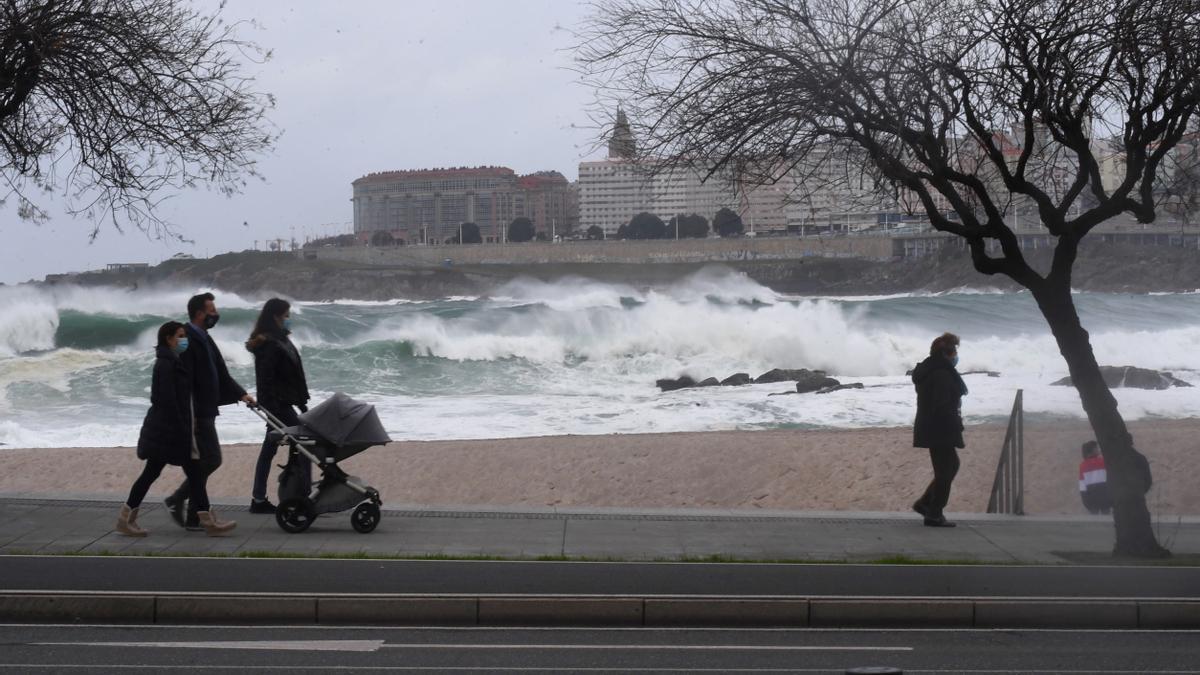 Gente en el paseo marítimo coruñés una jornada de alerta en la costa.