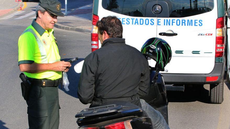 Un agente conversa con un motorista durante una campaña contra el consumo de alcohol.