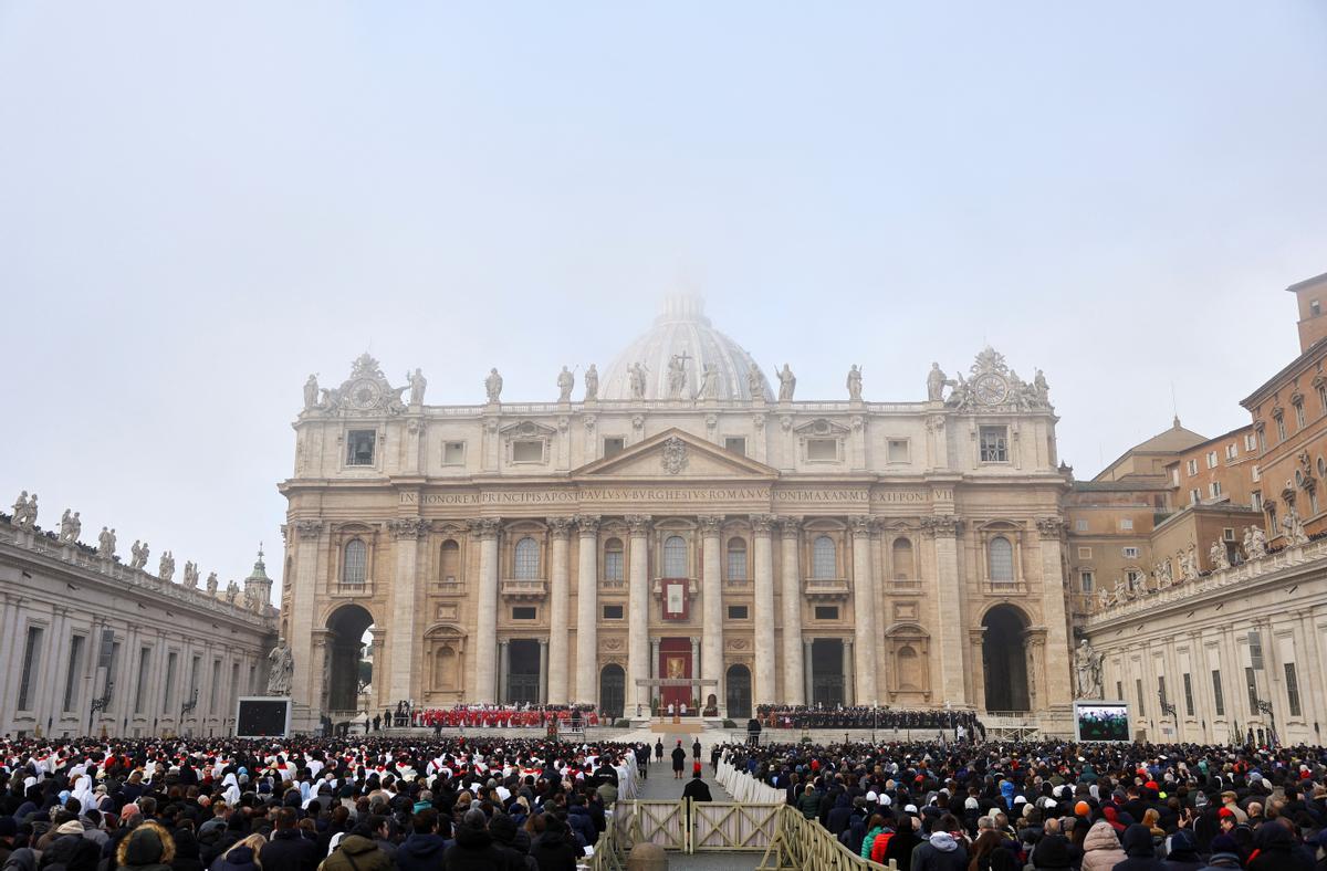 Los fieles asisten al funeral del ex Papa Benedicto en la Plaza de San Pedro en el Vaticano.