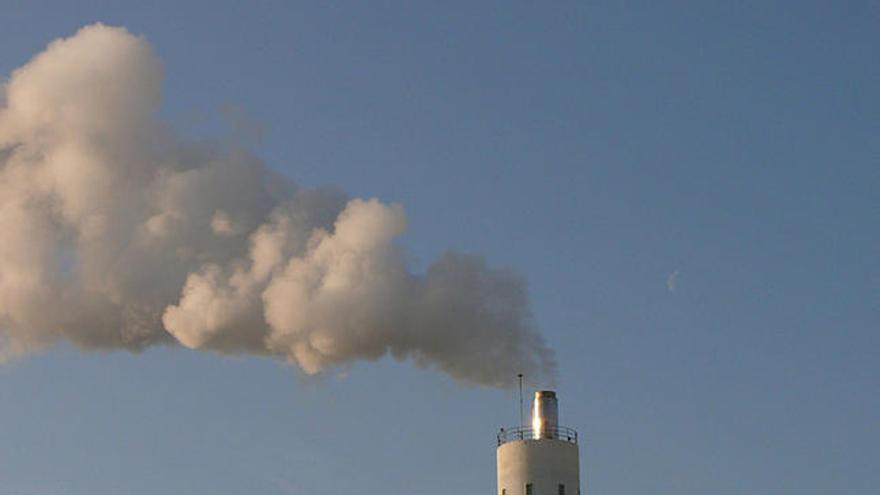 Una chimenea contaminando el aire.