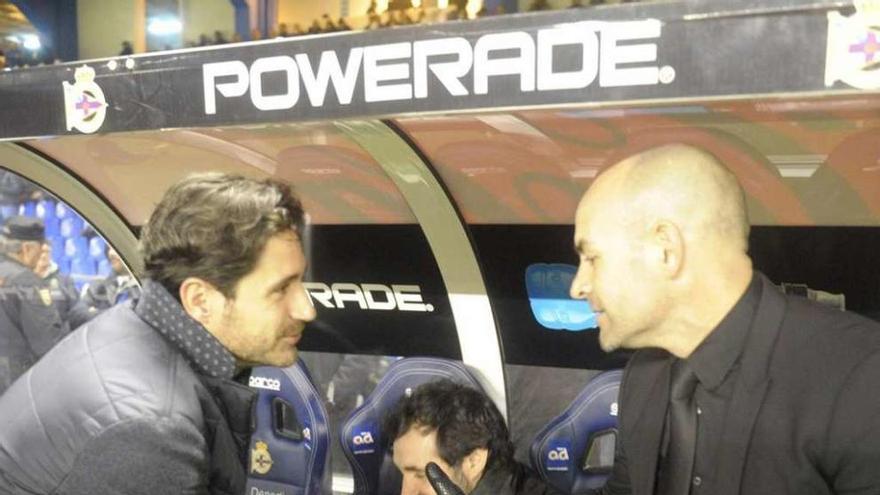 Víctor y Paco se saludan antes de empezar el partido.