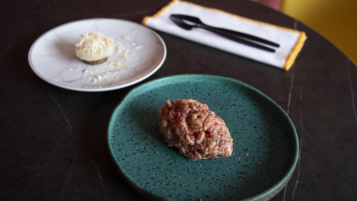 El tartar y la vieira con butifarra del 'perol' de Bisavis.
