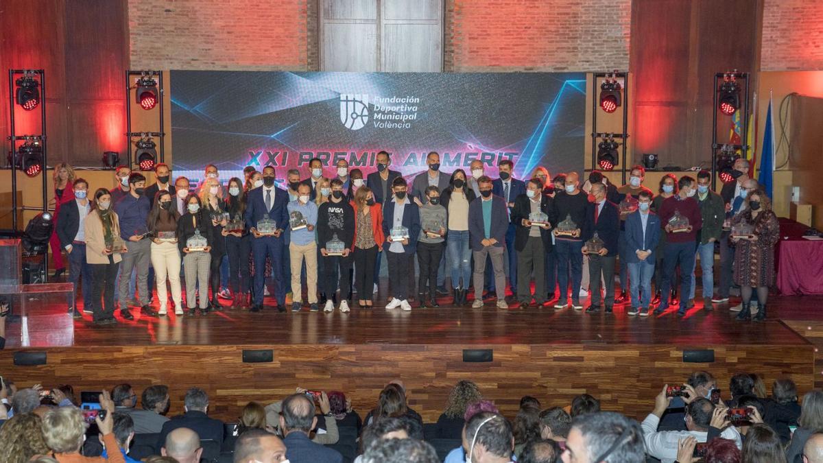 Foto de familia de los galardonados en los Premios al Mérito Deportivo tras la gala celebrada en La Petxina. | FDM VALÈNCIA