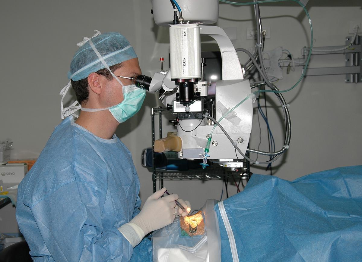 Un oftalmólogo en quirófano durante una operación cataratas