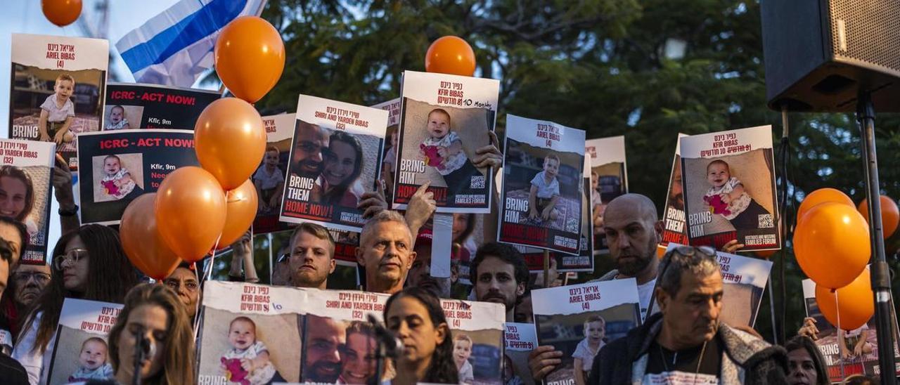 Acto en Tel Aviv para reclamar la liberación del matrimonio Shiri y Yarden Bibas y sus hijos Kfir, de 10 meses, y Arie, de 4.