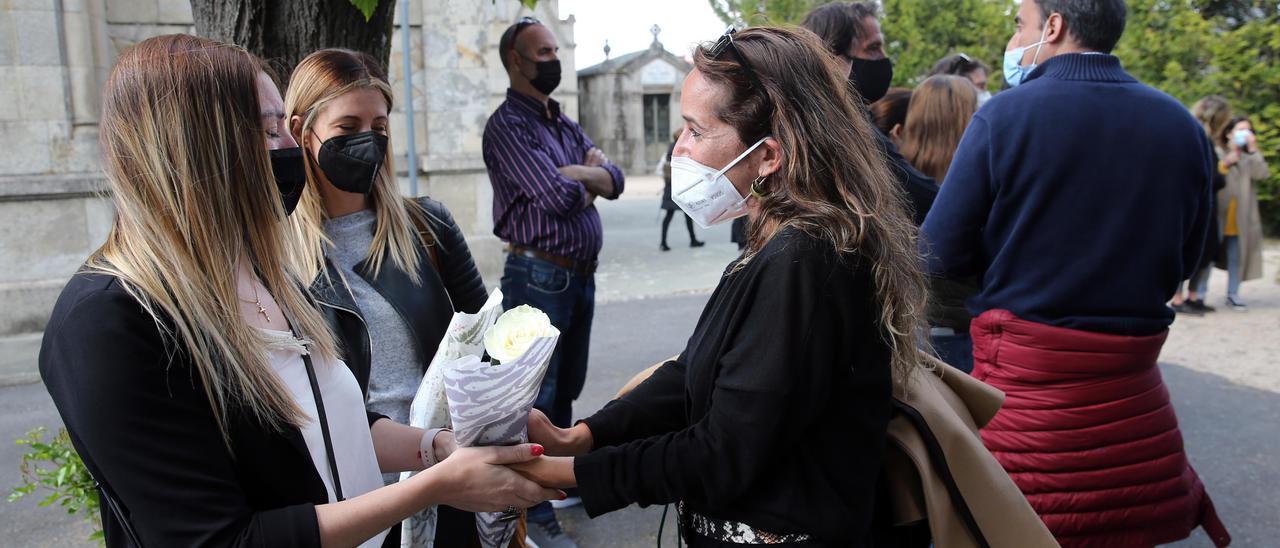 La hermana de Déborah saluda a una joven en el homenaje de este viernes en Pereiró.