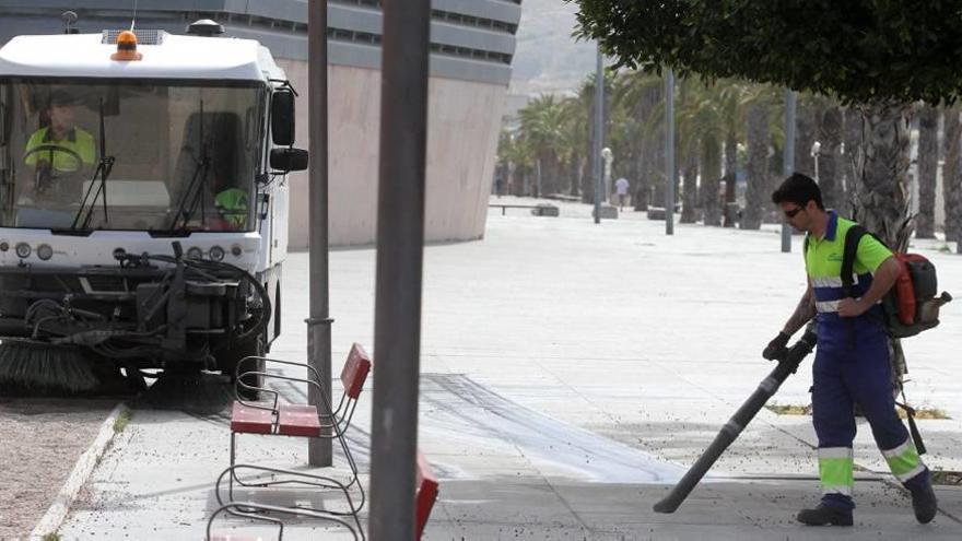 Operarios de Lhicarsa limpian una calle de la ciudad.