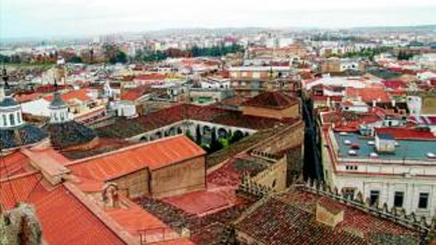 El deán de la catedral de Badajoz avisa del peligro de cierre por el mal estado de las techumbres