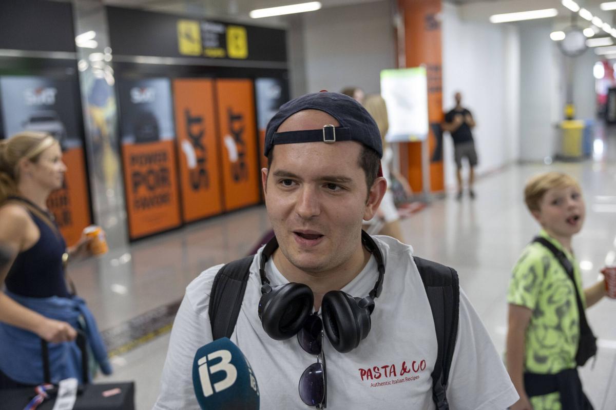 LOCAL. CONTROL DE PASAPORTES A ITALIANOS EN EL AEROPUERTO.