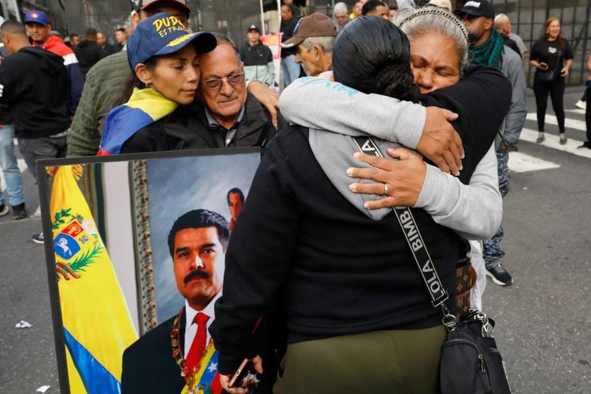 Simpatizantes del presidente venezolano, Nicolás Maduro, se abrazan en el centro de Caracas, Venezuela, el sábado 3 de enero de 2026, después de que el presidente de Estados Unidos, Donald Trump, anunciara que Maduro había sido capturado y trasladado fuera del país.
