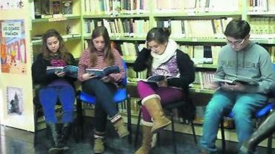 Estudiantes del IES de Sama, leyendo en el maratón de Dickens.