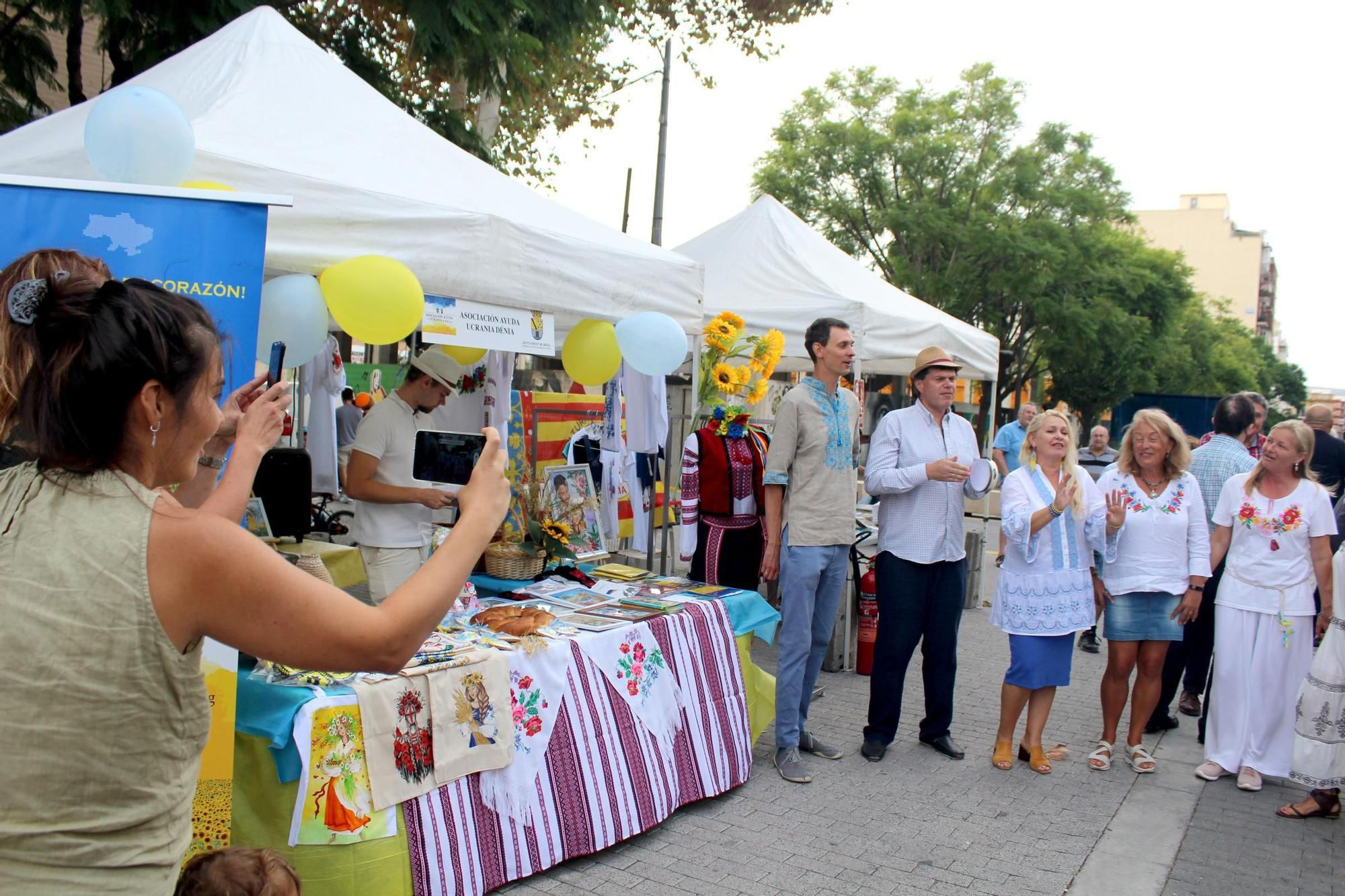 La Feria de Asociaciones llena la calle la Vía de entidades sin ánimo de lucro