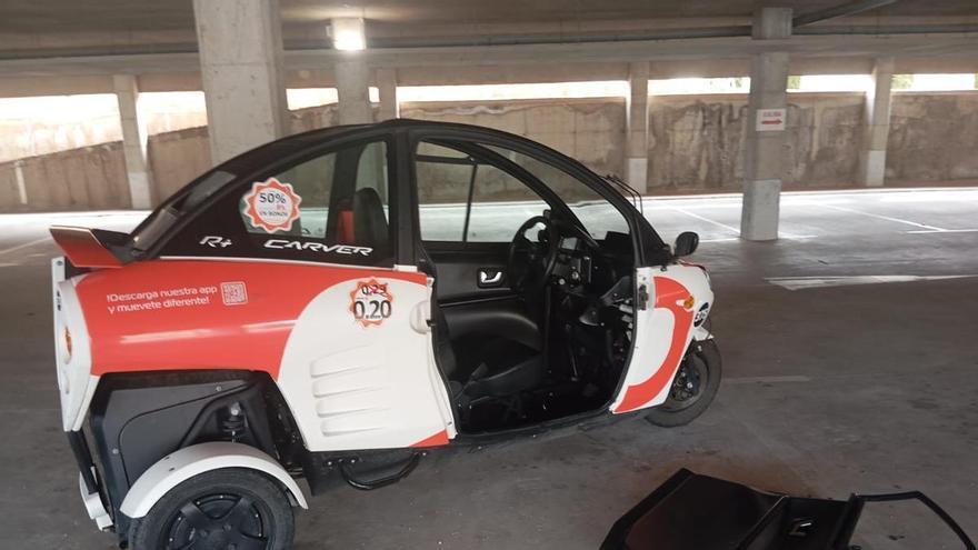 Aparece vandalizado un coche Minits en el aparcamiento del campus universitario de Cáceres
