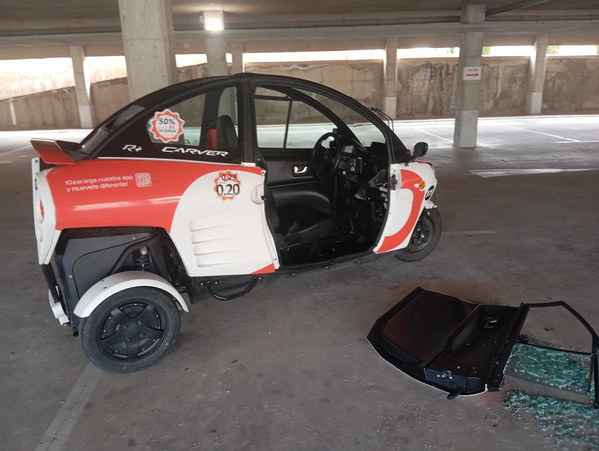 El vehículo dañado de la empresa Minits, en el aparcamiento del campus universitario de Cáceres.