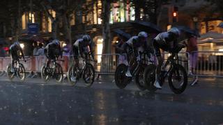 El Team DSM gana el inicio de la Vuelta ante Movistar Team en Barcelona