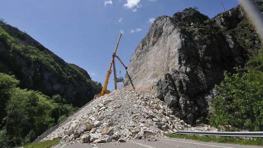 Las rocas acumuladas en el Corredor del Nalón tras el argayo del pasado 22 de marzo.