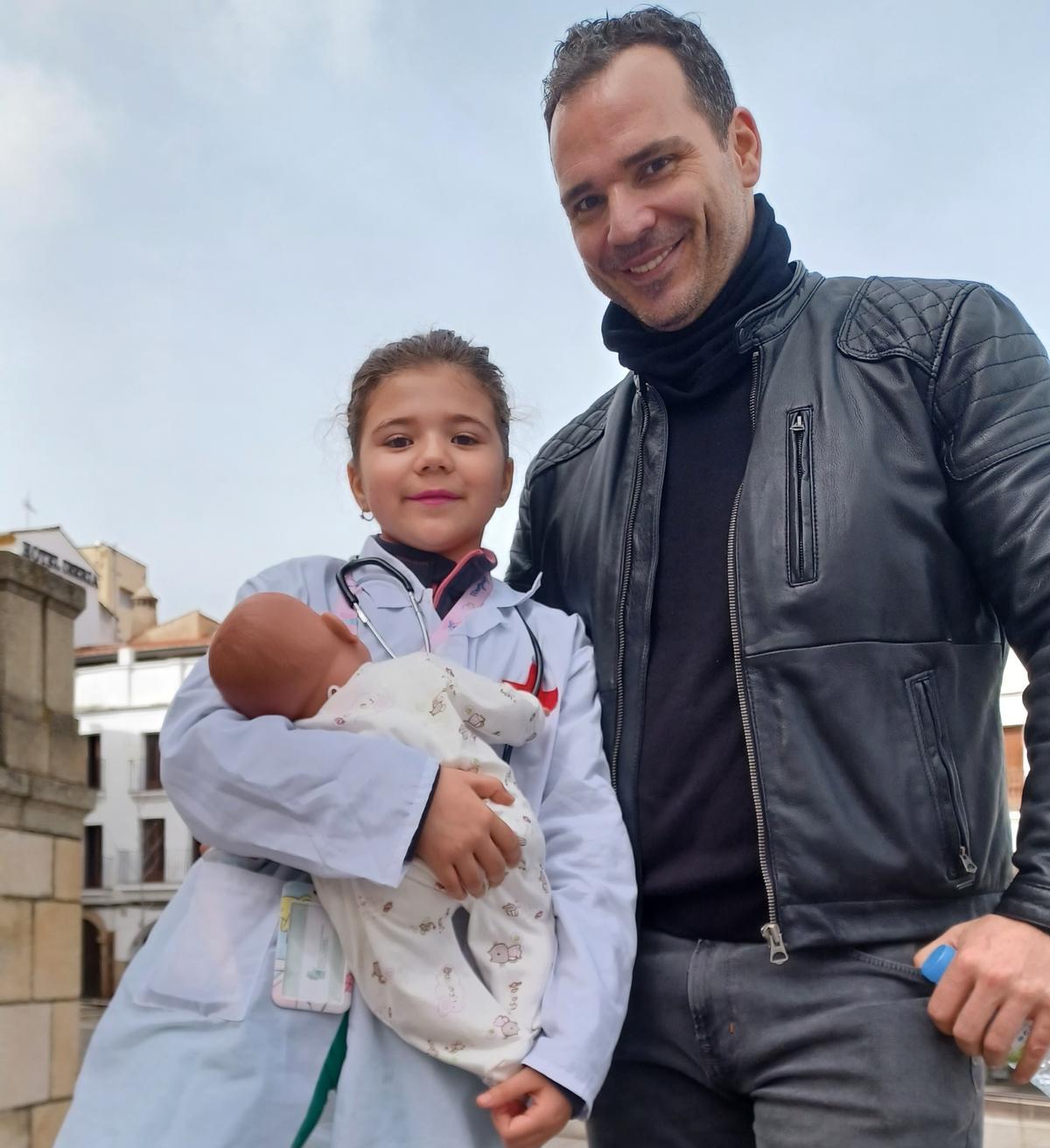 Una familia se une a la protesta con el disfraz más oportuno.