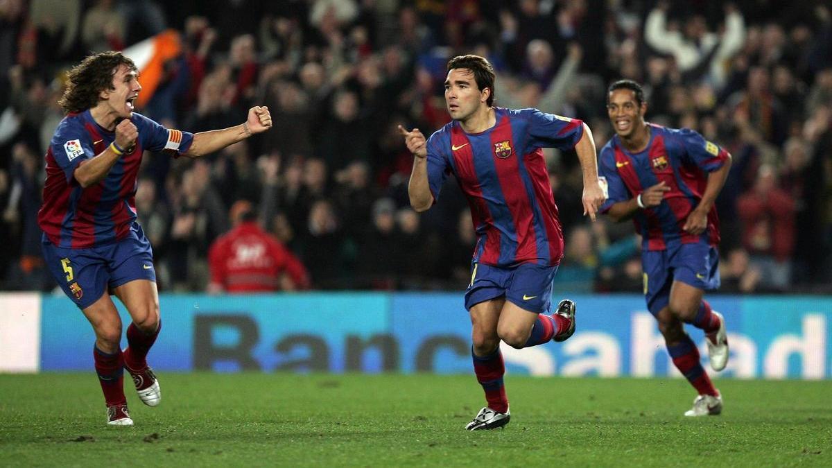 Imagen de archivo de Deco durante un partido con el FC Barcelona, junto a Carles Puyol y Ronaldinho.