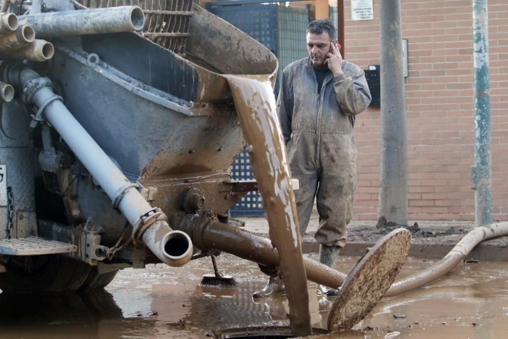 Limpieza en Campanillas tras el desbordamiento del río Campanillas.