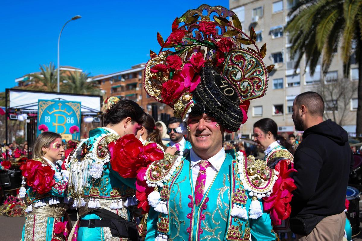 Julio Macho, presidente de la Falcap, antes del comienzo del desfile de Valdepasillas con el que se despide el Carnaval de Badajoz 2026.