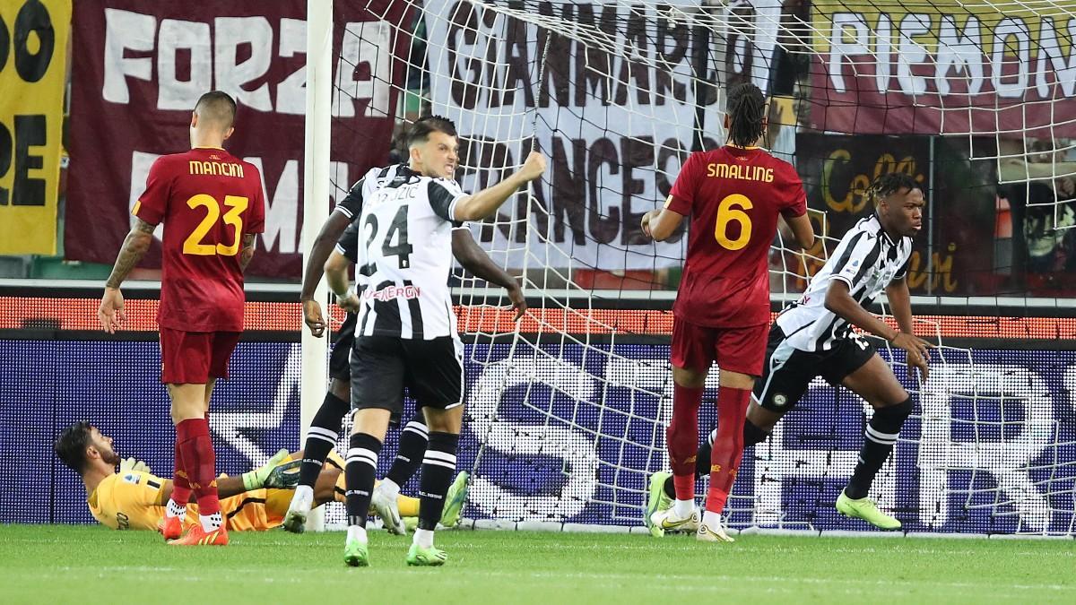 Los jugadores del Udinese celebran uno de sus goles a la Roma