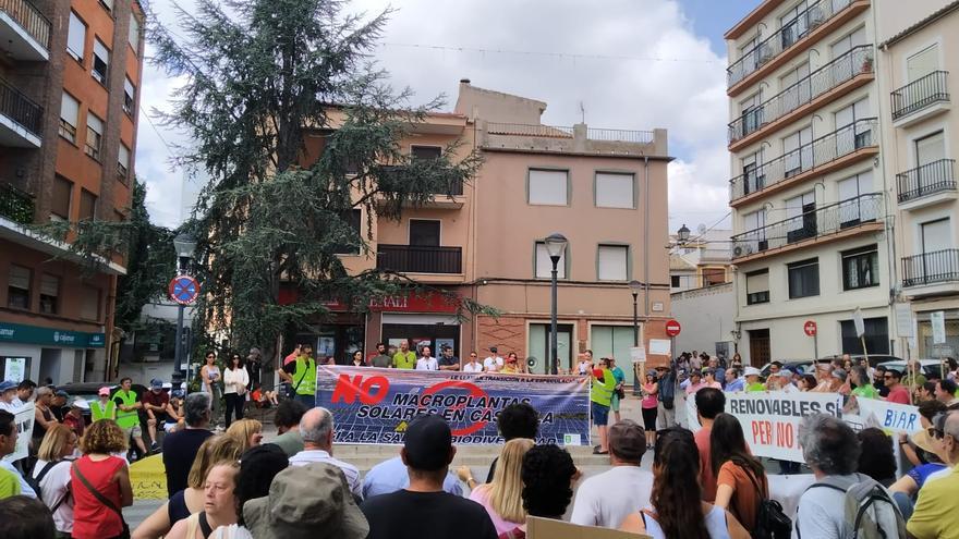 Más de medio millar de personas exigen en Castalla parar el proyecto de la macroplanta solar