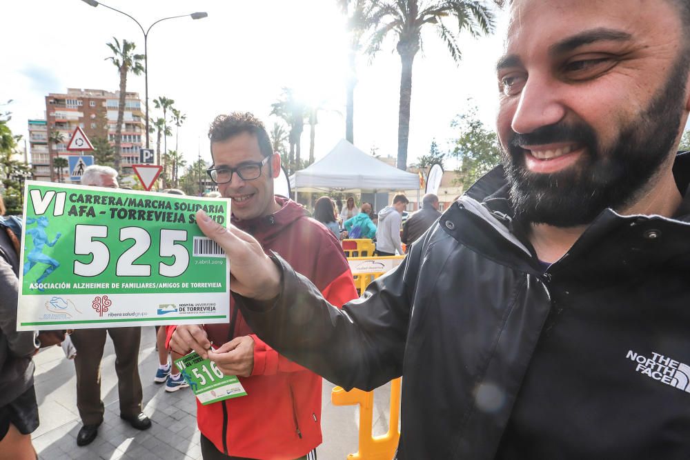 Más de 400 personas toman parte en la marcha solidaria de AFA Torrevieja y en las pruebas deportivas, en las que triunfan corredores locales