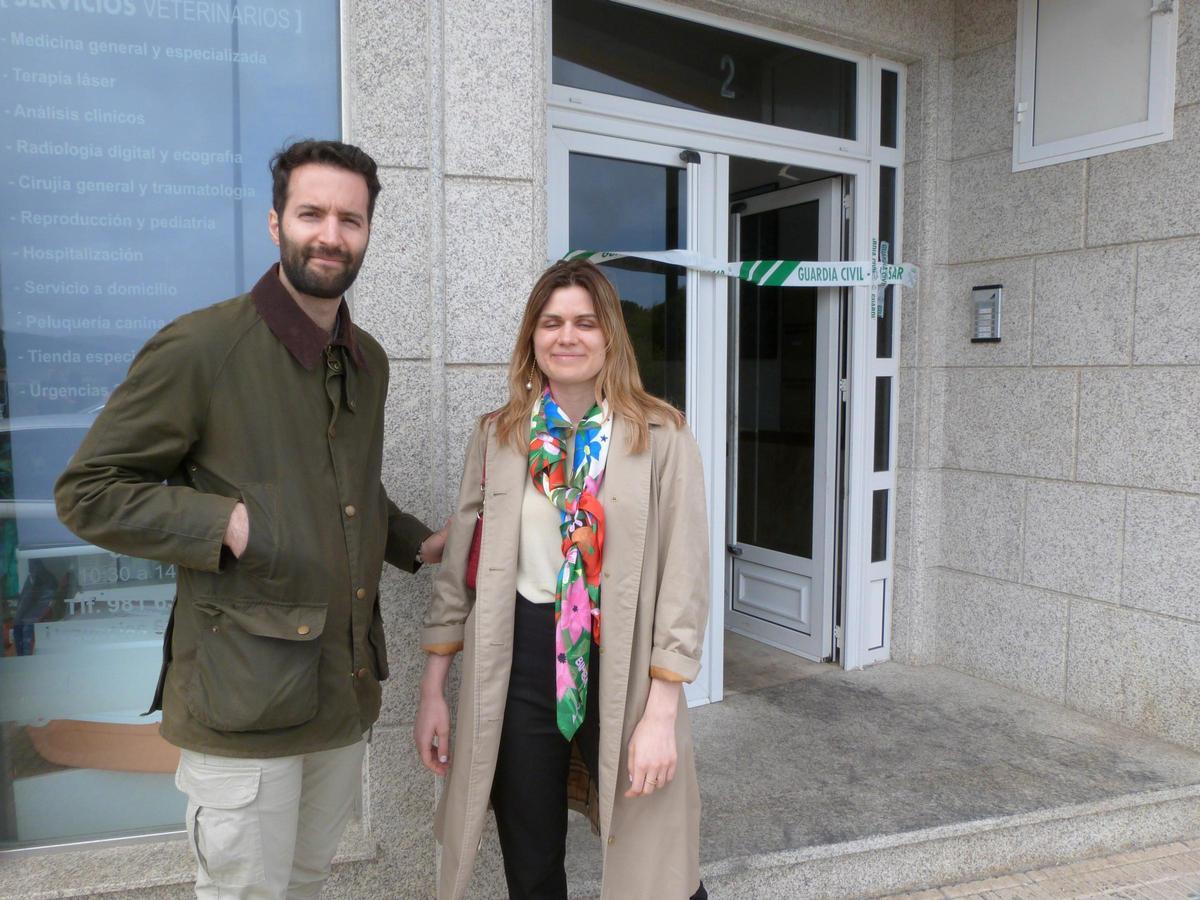 Mario y Marina ante el portal del edificio donde tienen su piso