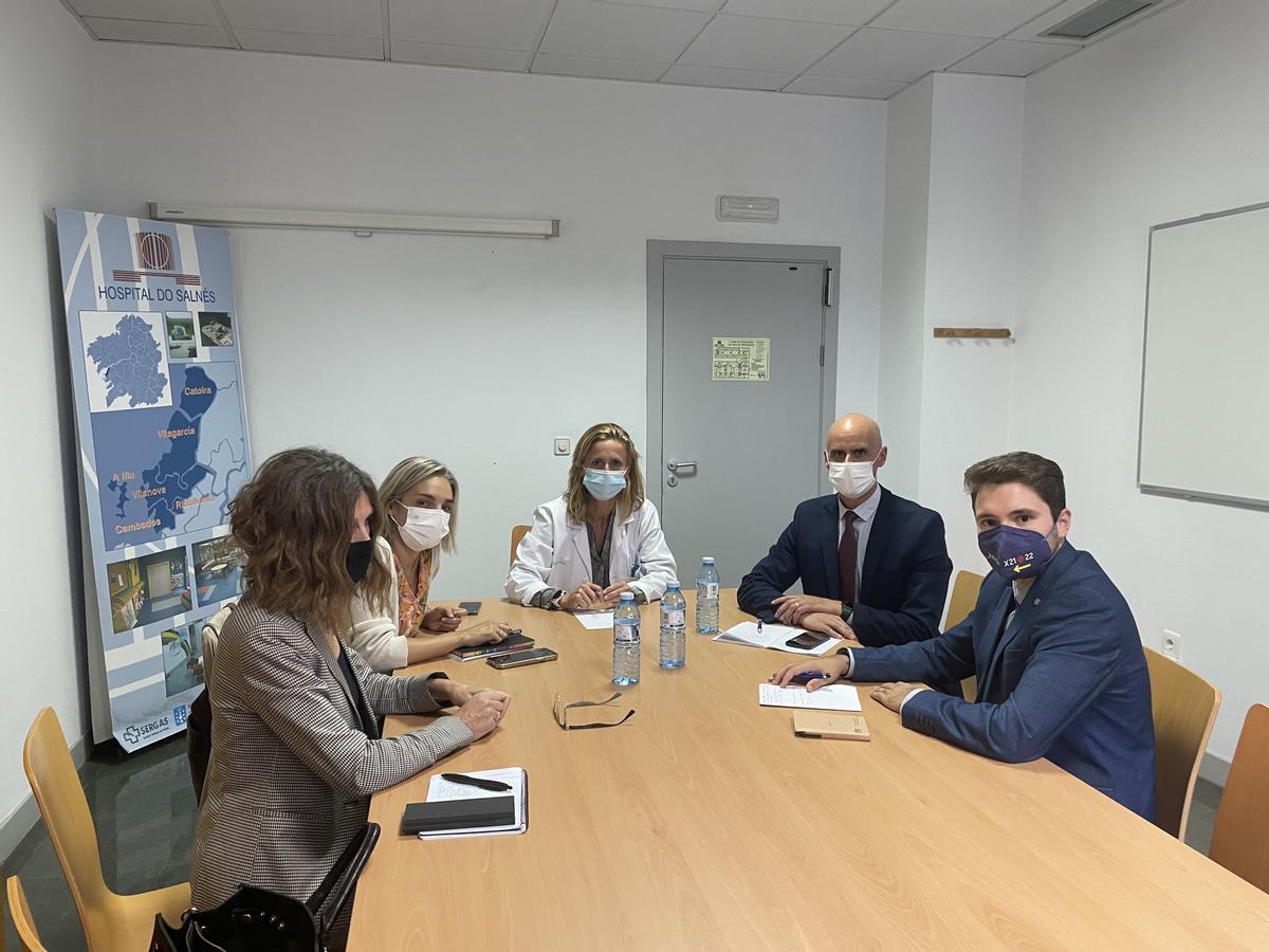 La reunión entre Iván Caamaño y representantes del Sergas para estudiar mejoras en el centro de salud vikingo.