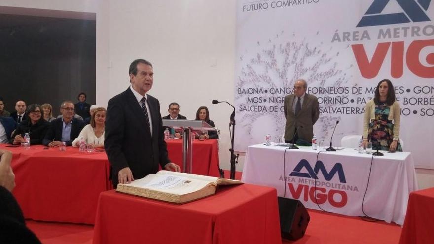 Abel Caballero tomando posesión como presidente del Área Metropolitana en 2016. // FdV