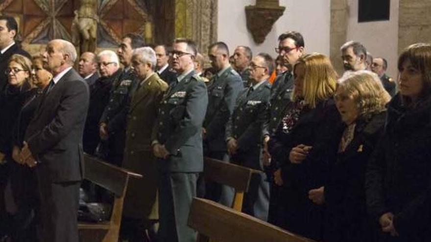 Arriba, familiares y autoridades durante la misa. Abajo, un instante de la misa de difuntos celebrada ayer.