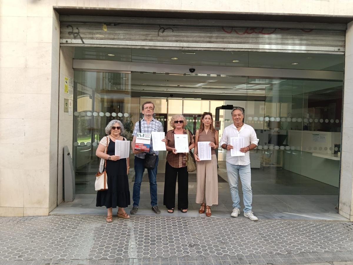 Los representantes sindicales presentan las firmas en Función Pública.