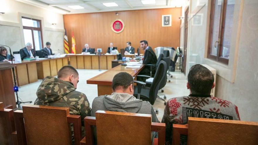 Los tres acusados, durante el juicio celebrado en la Audiencia Provincial de Palma.