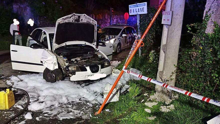 El vehículo accidentado en la recta de Rubiáns.