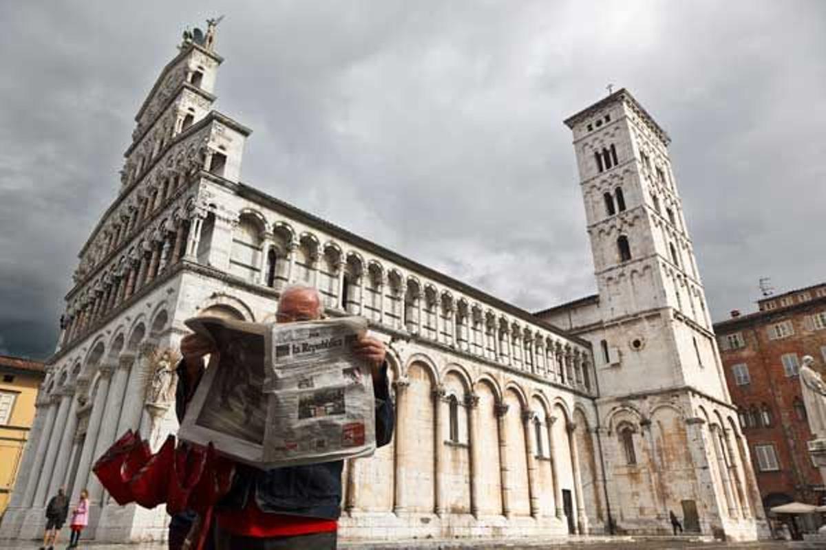 Lucca, encerrada entre murallas, posee un rico patrimonio monumental alrededor de la Piazza San Martino, sobre la que se alza su Catedral de estilo románico pisano.