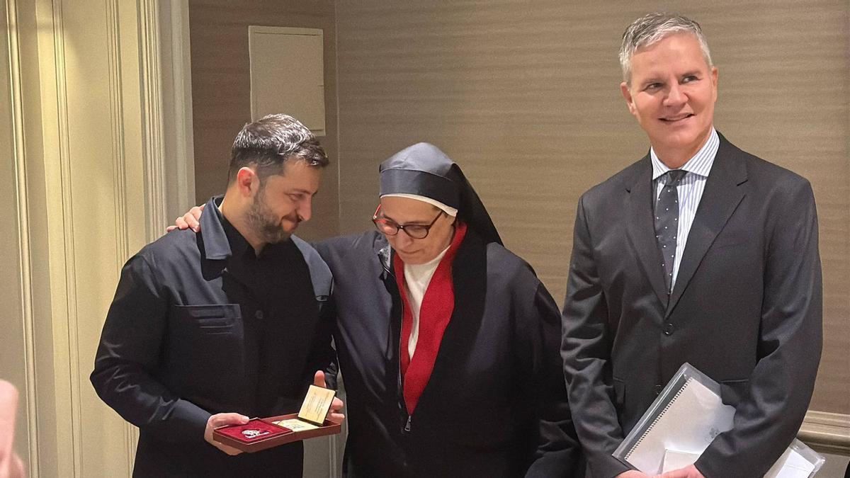 Emotiva trobada de Zelenski amb sor Lucía per lliurar-li el guardó per agrair la seva feina humanitària a Ucraïna