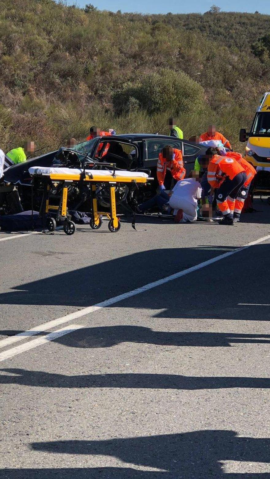 Una fallecida y cinco heridos tras un choque frontal de dos coches en ...