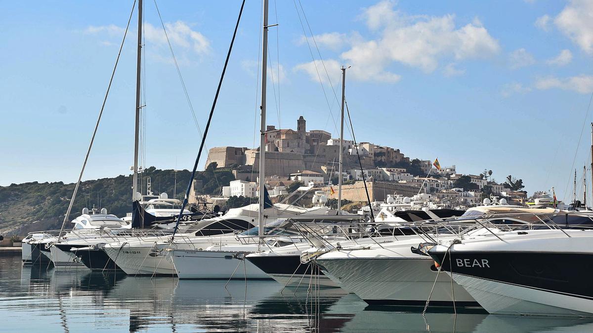 Muchas de las embarcaciones que se adquieren en Balears se matriculan en otros lugares. | CÉSAR NAVARRO