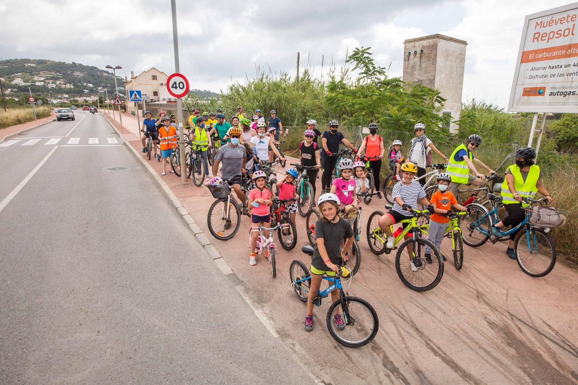 Una ‘bicicletada’ en Jesús reúne a 40 personas para exigir mejoras en la conectividad
