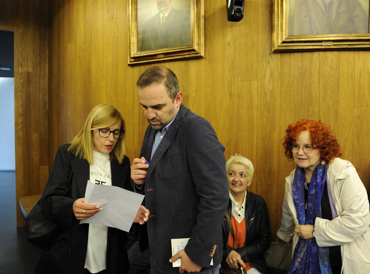 Mari Fernández y Manuel Carbón antes de ocupar sus escaños y miembros del BNG de Lalín, además de la diputada Montse Prado.